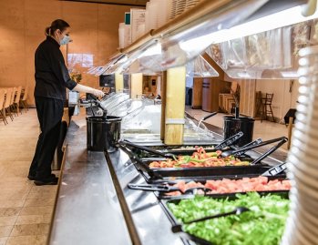 Tervetuloa herkulliselle lounaalle! 😋⁠
⁠
Meidän monipuolinen lounassalaatti valmistetaan aina