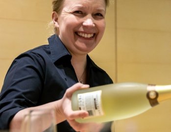 Muista rakasta äitiä perinteisellä juhlalounaalla! 🥂🤍⁠
⁠
Äitienpäivänä katamme pöydät täyteen