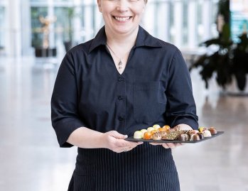 Miltäpä kuullostaisi äitienpäivän herkuksi friteerattuja Kuusamon neulamuikkuja tai