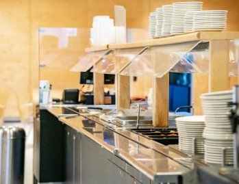 Tiistain lounas on katettu! 🤩⁠⁠🍴Metsäsienikääryleitä ja puolukkakastiketta⁠🍴Rapeaa kalaleikettä ja