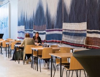 Mukavaa torstaita! 🤩⁠
⁠
Tämän päivän lounaalle on jälleen katettu toinen toistaan herkullisempia