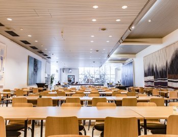 pöydät ammottavat tyhjyyttä, mutta onneksi tilanne pian muuttuu kun pian joukko iloisia lounastajia