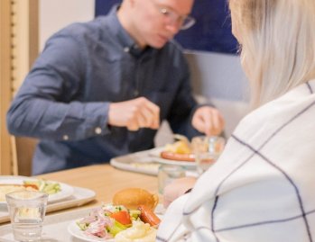 Toukokuun viimeisiä lounashetkiä! 😋⁠⁠Tänään lounaalla on tarjolla:⁠⁠Herkkulounas: Perinteistä