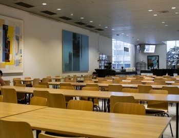 Meillä vaihtoehtoja kyllä riittää! Lounas buffettiin on katettu päivittäin vaihtoehto nimittäin