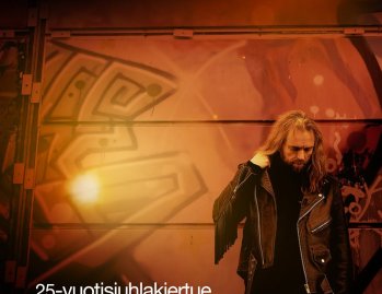 ANSSI KELA – NUMMELA 25-VUOTISJUHLAKONSERTTI MADETOJAN SALISSA LA 10.10.26! Anssi Kelan vuonna 2001