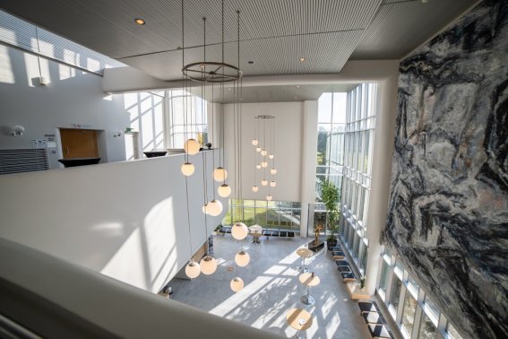 Aula parvelta katsottuna - Avaa kuva gallerianäkymässä klikkaamalla