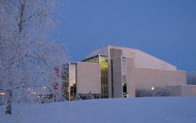 Oulun Musiikkikeskus ulkokuva talvella